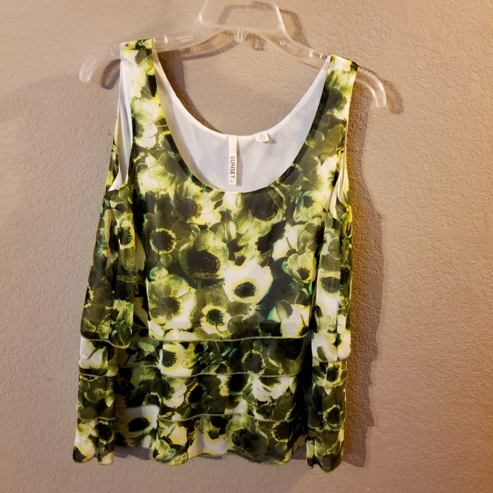 Sunset Rd Women's Green Floral Tiered Sleeveless Top Size Medium